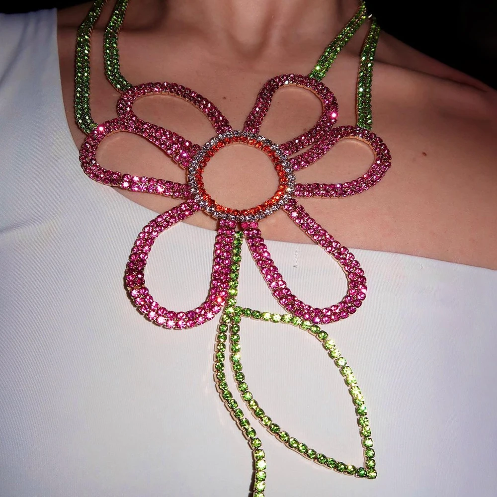 Crystal Choker Necklace - สร้อยคอคริสตัลรูปดอกไม้หลากสีสัน ประดับด้วยพลอยสีชมพูและสีเขียว สร้อยคอแบบโชคเกอร์สำหรับผู้หญิง เหมาะสำหรับงานกลางคืนและการแสดงบนเวที